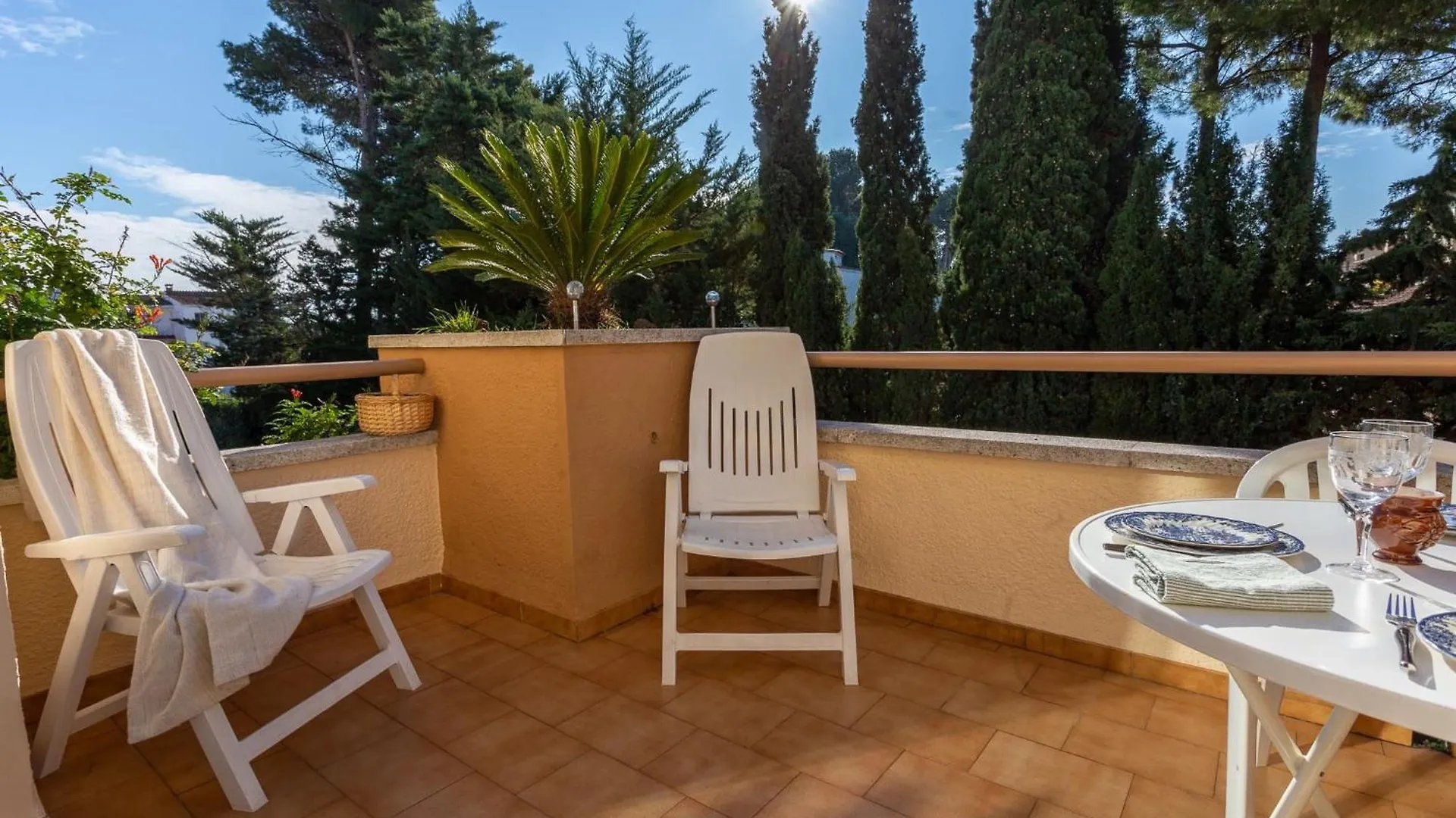Апартаменты Un Jardin Ля Эскала